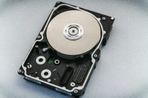 Externe harde schijf op bureau als visuele metafoor voor de 3-2-1 back-up strategie