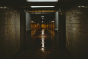 Leeg kantoor met geopende deuren en licht dat naar binnen valt, als visuele metafoor voor een ransomware-incident waarbij systemen zijn uitgevallen