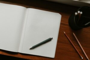 Open notitieboek met pen op een bureau, als visuele metafoor voor voorbereiding en continuiteit na ransomware